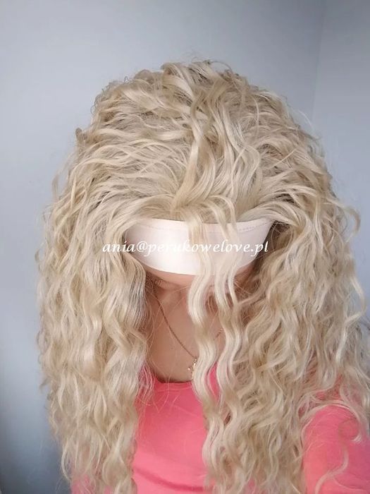 Peruka na opasce blond afro loki na co dzień włosy jak naturalne