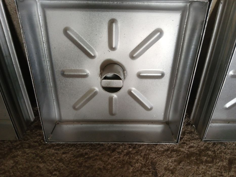 Tampas em aço galvanizado rebaixados.