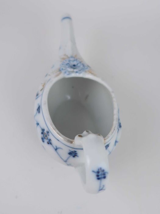 Antigo bule de acamados em porcelana