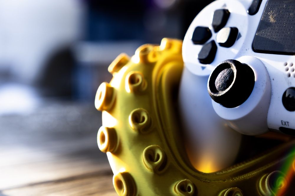 Stojak na pad i pudełko używanej gry  unikatowy od PlayStation do Xbox