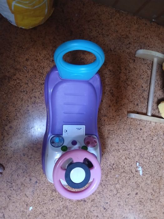 Brinquedos criança, triciclo, minhoca, carrinho.