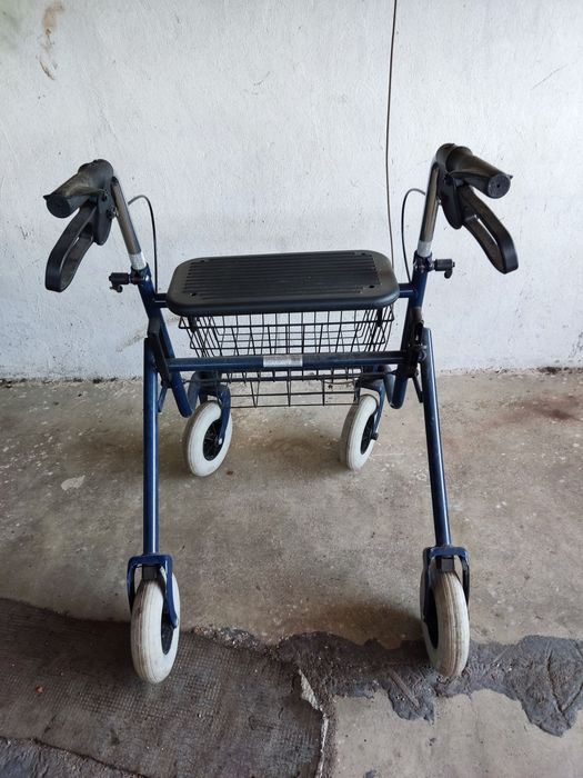 Vendo Andarilho de 4 Rodas com Assento e Cesto