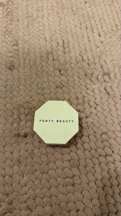 Rozświetlacz Fenty Beauty Sand Castle