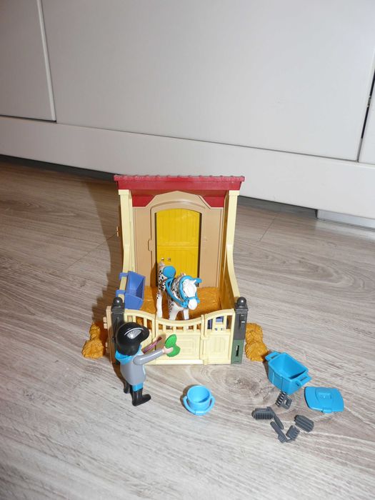 Playmobil boks dla konia z wyposażeniem