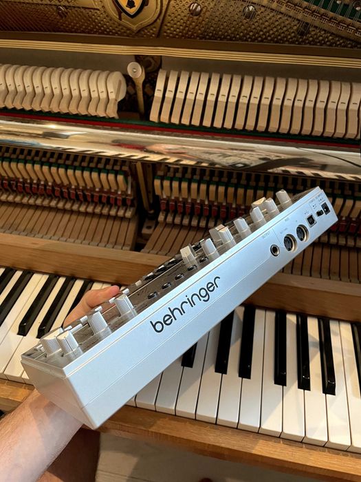 Behringer TD-3 syntezator