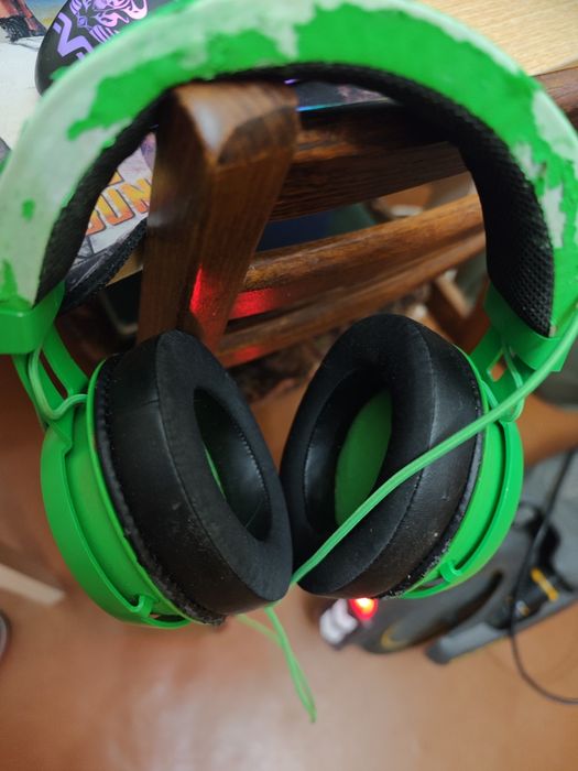 Клавиатура и наушники Razer.