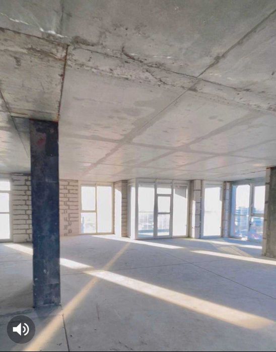 В продажу квартира біля парку Шевченка з терасою з видом на р.Дніпро.