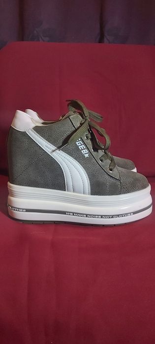 Ботиночки деми на танкетке.Качество!В идеальном состоянии. Описание,