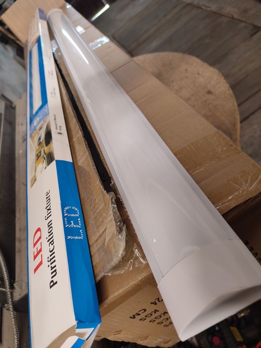 Świetlówka. Lampa LED do garażu