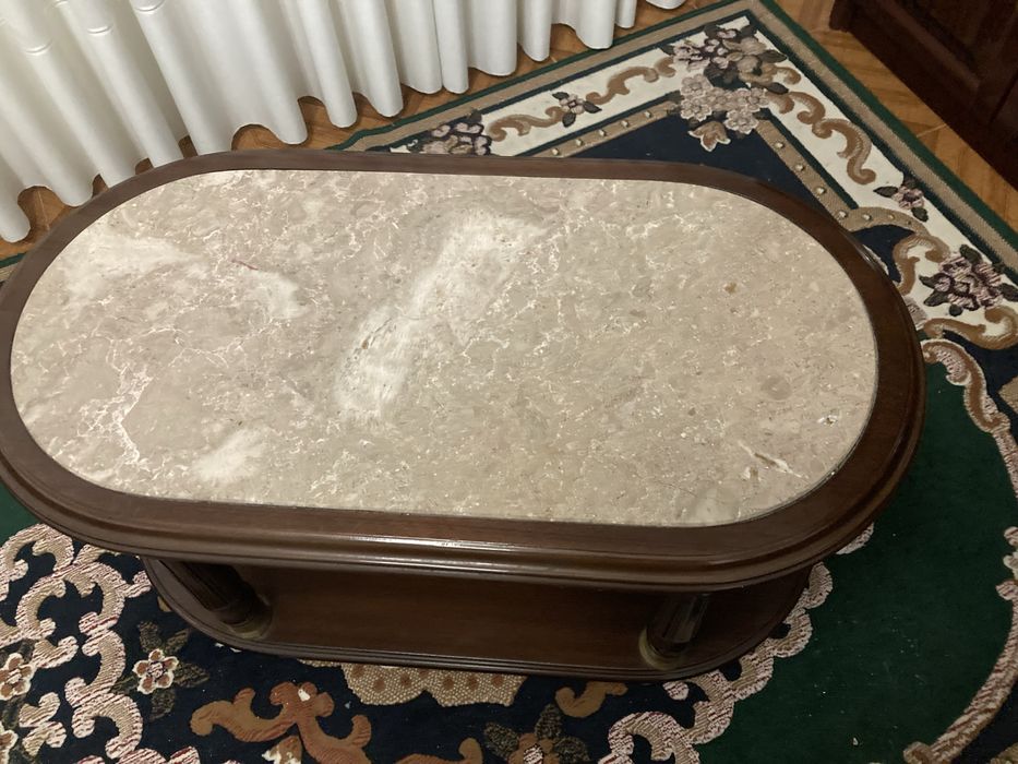 Mesa de centro de sala com tampo em pedra