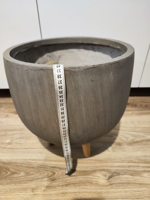 Donica betonowa na nóżkach szara 36x39 cm