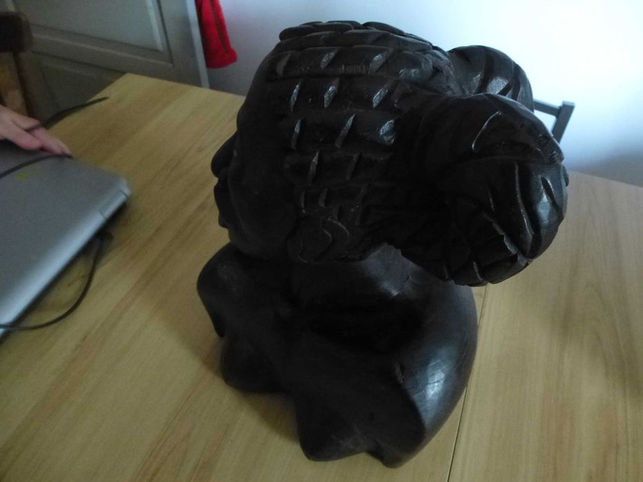 Busto de mulher Africana em Pau Preto