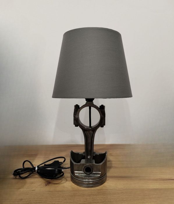Lampka stołowa wykonana z tłoka oraz korbowodu