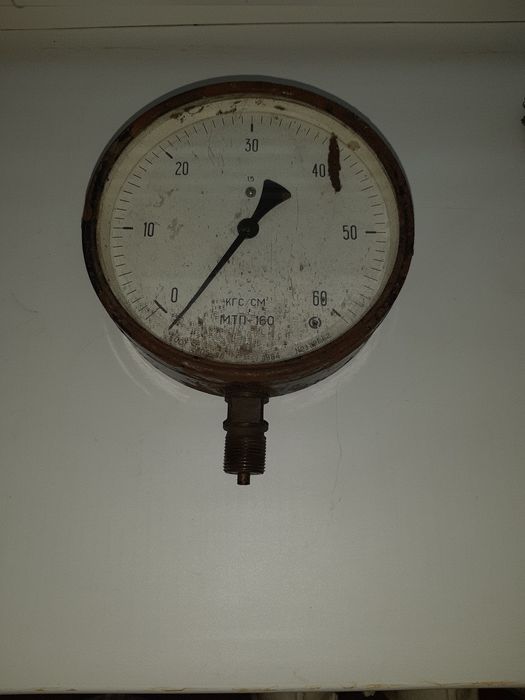 Продам Манометр  в нормальном состоянии. 
Диаметр Манометра 16 см.