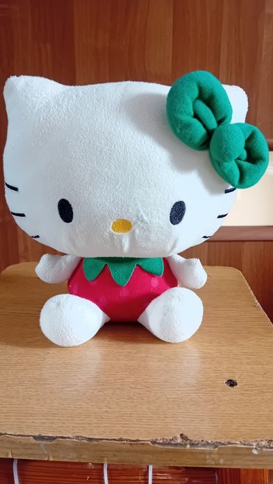 Hello Kitty Truskawka ze skrzydłami 20 cm