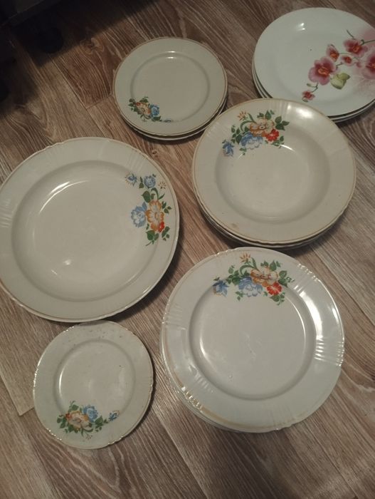 Продам неполный набор тарелок для большой семьи