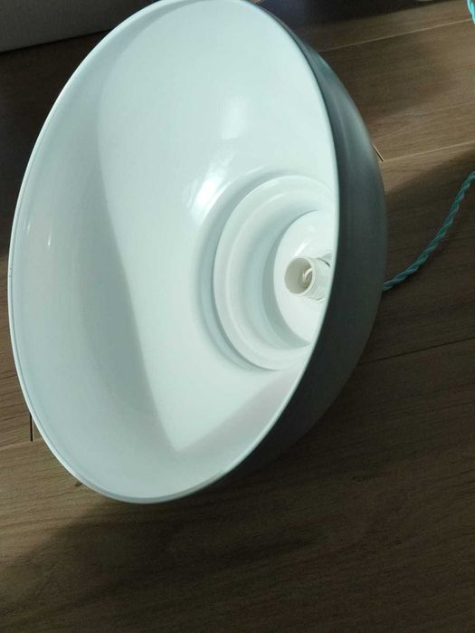 Lampa wisząca nad stół.