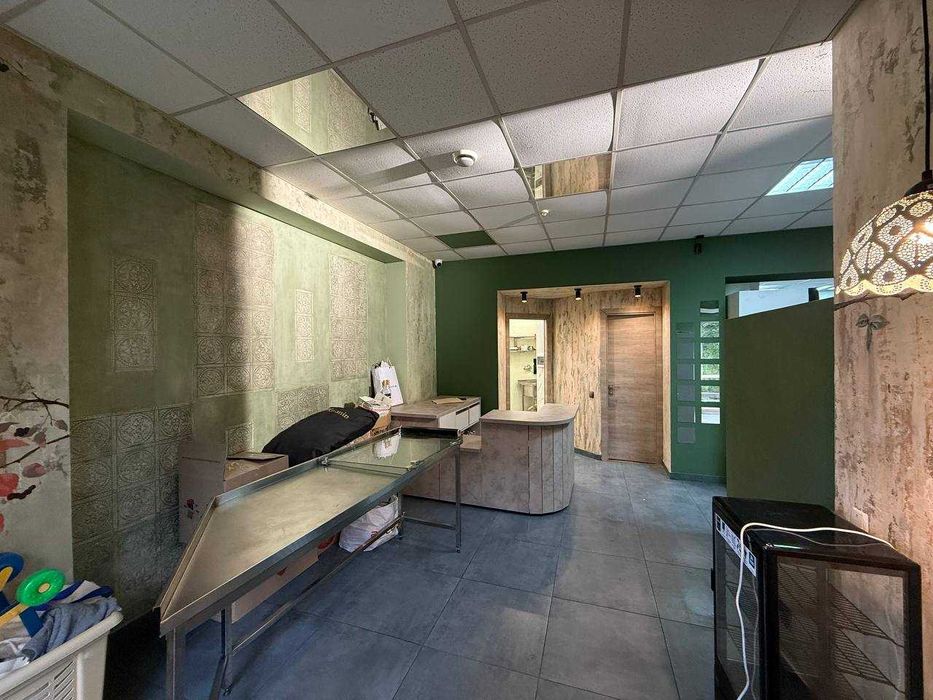 Комерційне приміщення в Богородчанах попри дорогу.