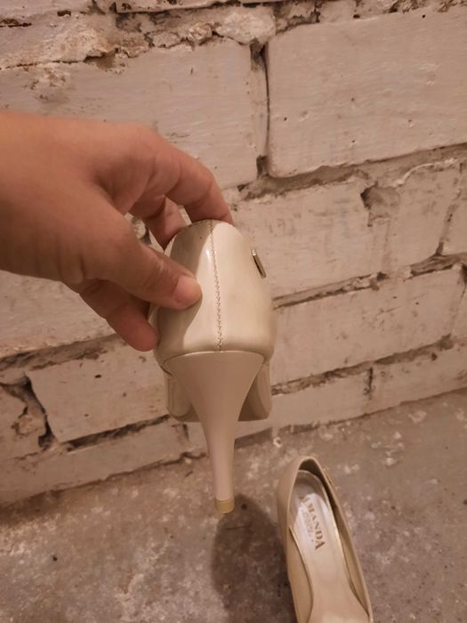 Nowe, beżowe szpilki r.39