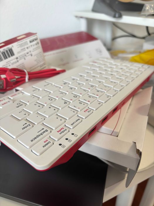 Raspberry Pi 4 8gb + Case Térmica + Kit de Secretária original (Livro, rato, teclado, cabos, sd card)
