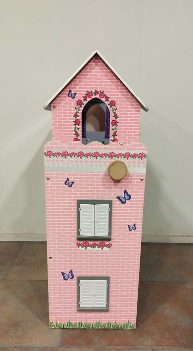 Casa de bonecas de madeira com mobília e bonecos incluídos