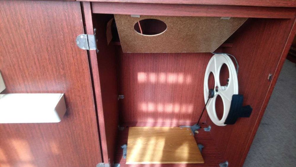 Продам швейну машинку "Чайка" 142 М зі столом та електроприводом
