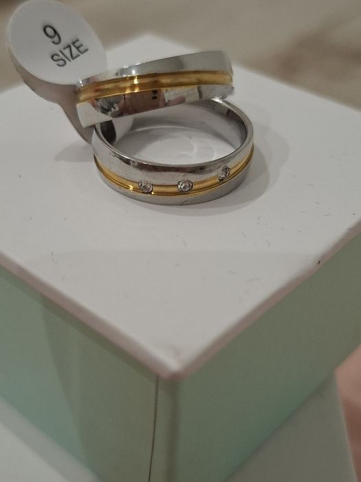 Conjunto de 2 Alianças 2 tons em Aço Novas
Tamanho 9
Versáteis/ casal
Uma delas tem 3 brilhantes