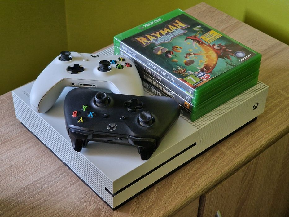Konsola XBOX ONE S 500GB + 2 pady + gry