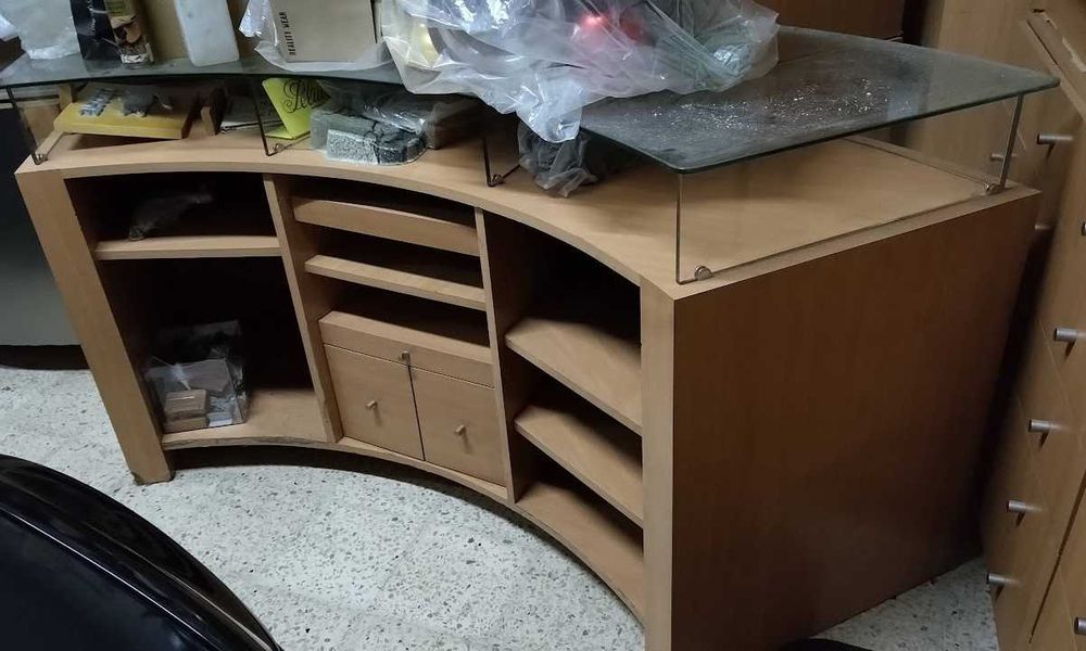 Balcão de atendimento em faia, com a frente revestida a aço escovado