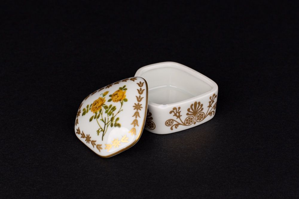 Kolekcjonerskie puzderko porcelanowe Empres Josephine’s rose garden