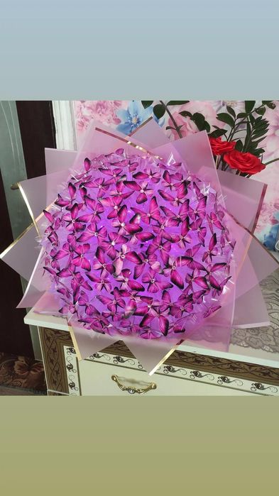 Подарунок. Букет з пір'ячком і сердцями. Букет з метеликами.