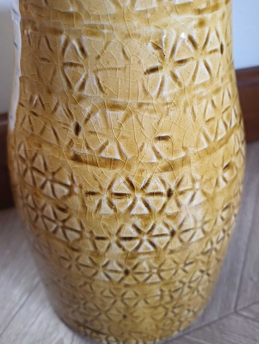 Wazon ceramiczny miodowy ze wzorem