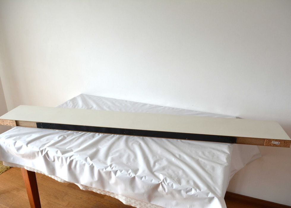 5 Prateleiras de parede (1 branca e 4 vermelhas)