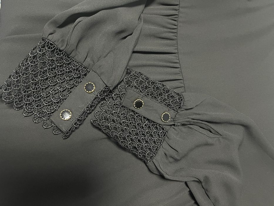 Slodka czarna sukienka z pieknymi mankietami Only