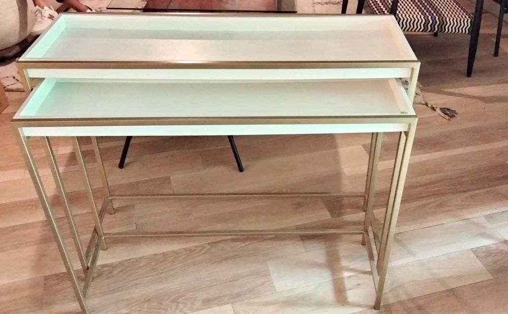 Mesa dupla em madeira branca com base em alumínio dourado