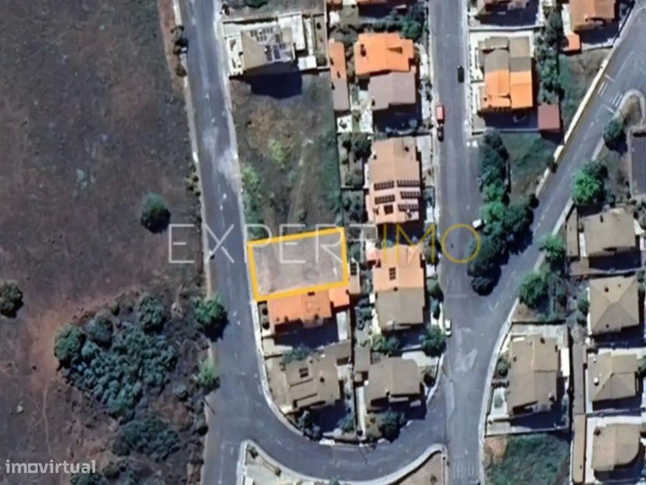 Terreno com 364m² para Construção de Moradia Geminada - Bragança