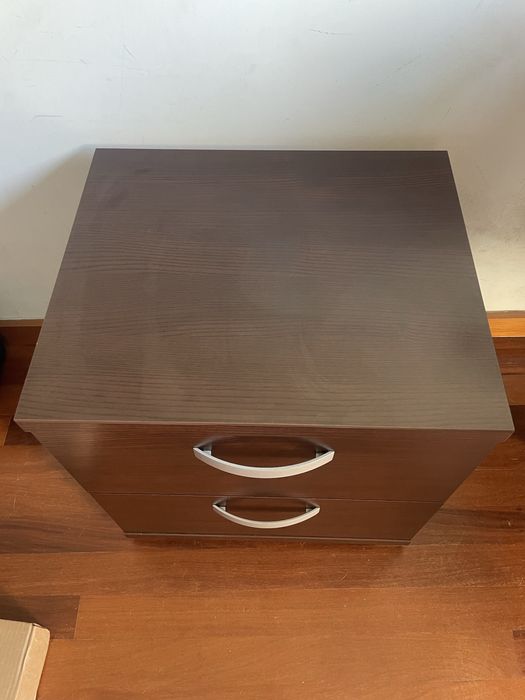 Mesa de cabeceira com 2 gavetas – bom estado