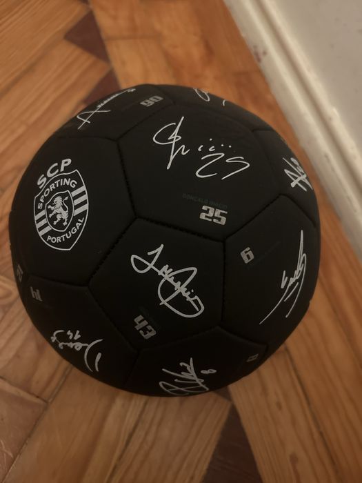 Bola assinada pelo o elenco do Sporting 24/25