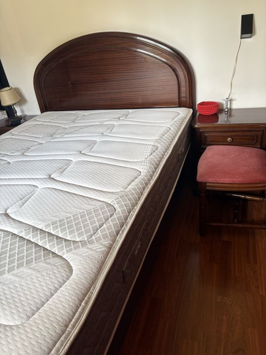 Cama nogueira com colchao muito bom estado