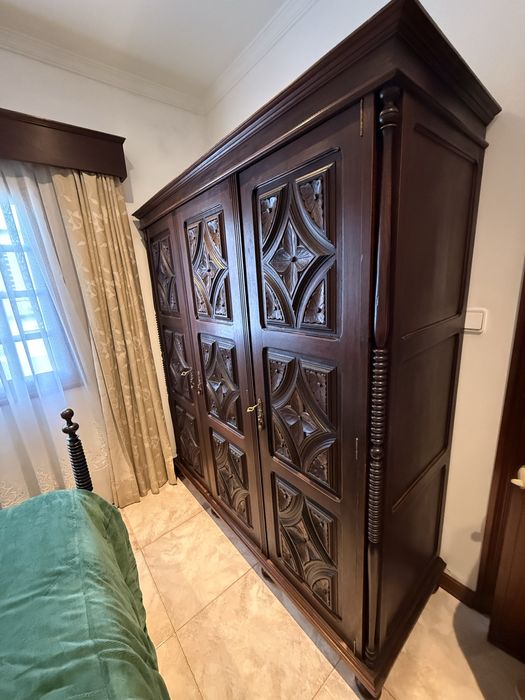 Guarda-Fatos Roupeiro de madeira maciça com espelho e gavetões