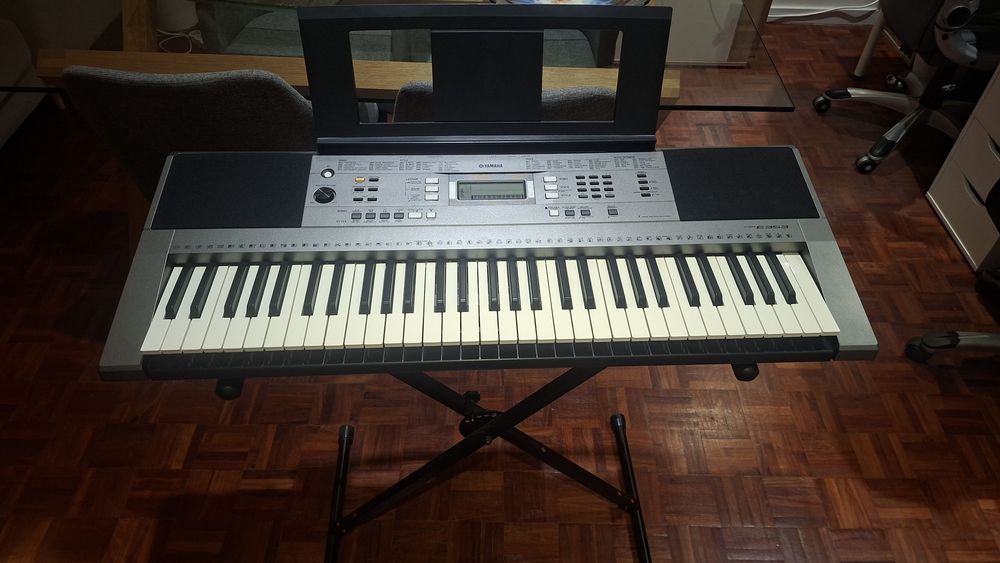 Piano/Teclado Yamaha PSR-E353 com stand
