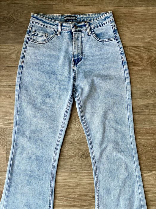 Джинси кльош від коліна