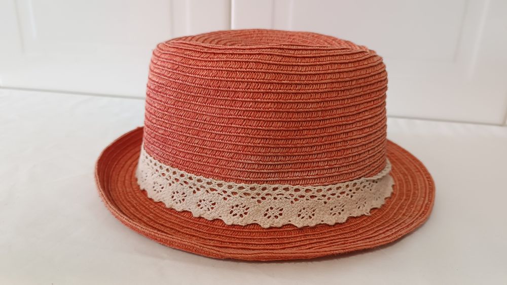 Chapéu coral. Faixa bege . 54 cm
