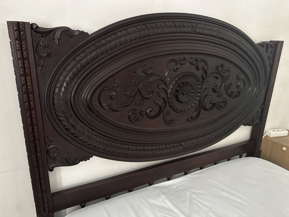 Cama de casal antiga de madeira