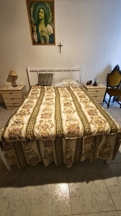 Cama de casal branca