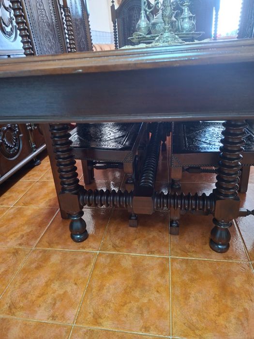 Mesa de jantar e 8 cadeiras antiga