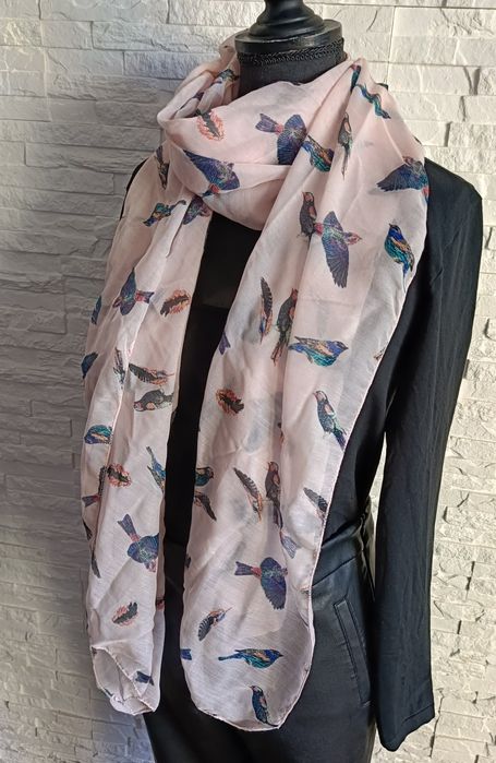 Różowy szalik chusta w ptaki pióra