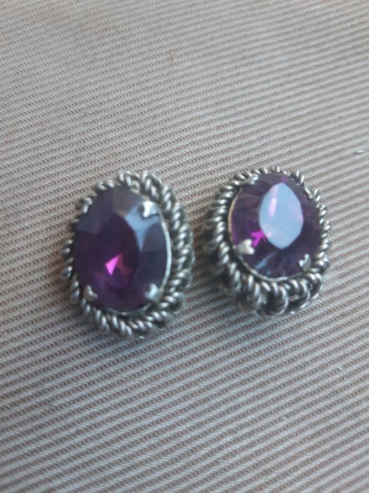 Brincos de molas antigos.