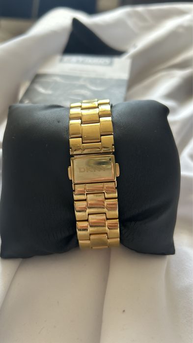 Zegarek damski z cyrkoniami DKNY - idealny