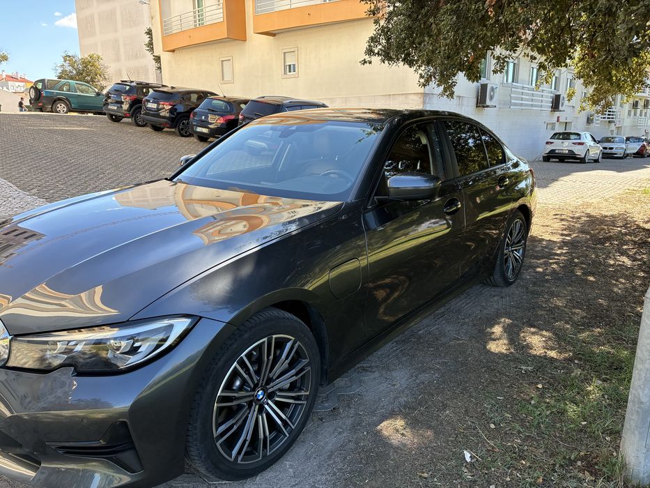 BMW 330e estofos em pele com garantia